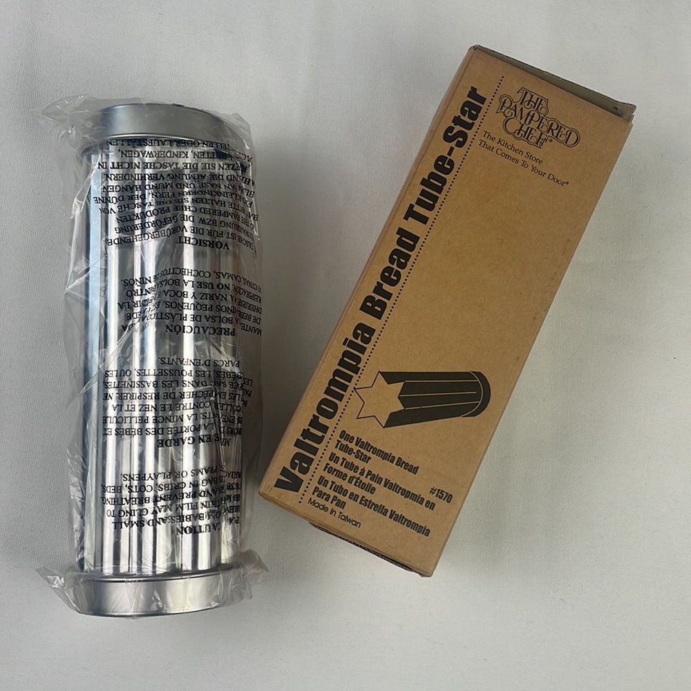 New. (2) Pampered Chef bread mold tubes. Bread shapes. Retired. Star, scalloped